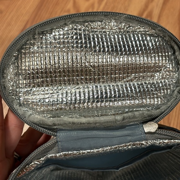 Jj cole bottle cooler. Insulated with outside and inside pocket. Has handle - Picture 2 of 6